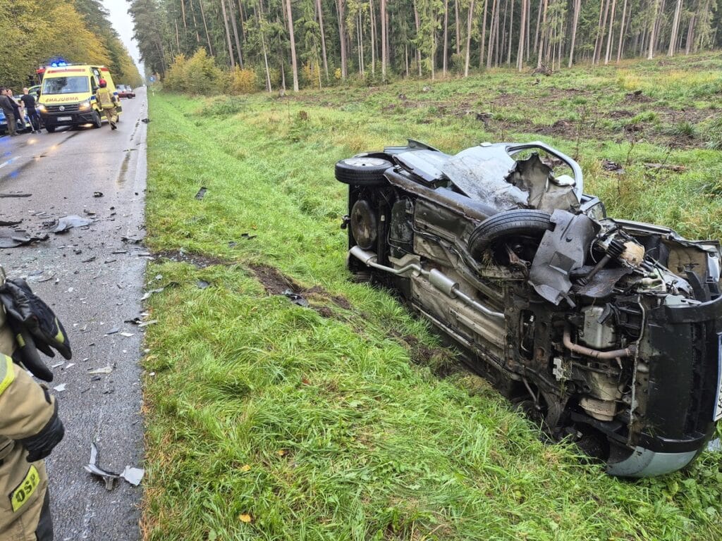 Zjechał na drugi pas na prostym odcinku drogi. - Czołowe zderzenie pod Nidzicą. 19-latek zjechał na przeciwny pas
