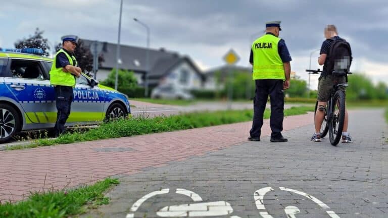 rowerzysta kontrolowany przez policję