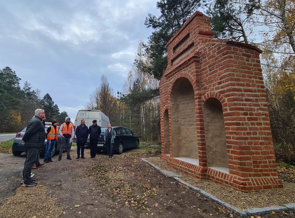 Kolejna kapliczka na Warmii przeszła spektakularną metamorfozę. - Najstarsza kapliczka na Warmii odzyskuje dawny blask po latach zapomnienia