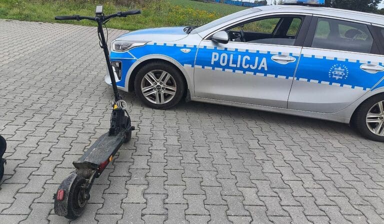 radiowóz policji i hulajnoga