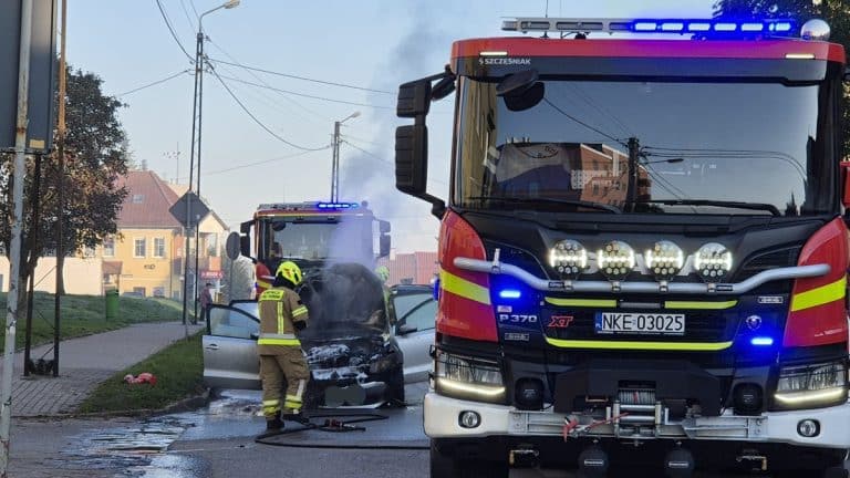 pożar samochodu w Reszlu