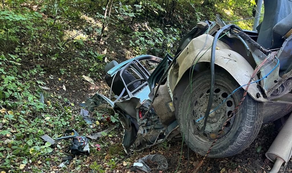 Potworne uderzenie w drzewo. Kierowca zmarł mimo reanimacji. - Makabryczny wypadek na drodze powiatowej. Nie żyje 27-latek
