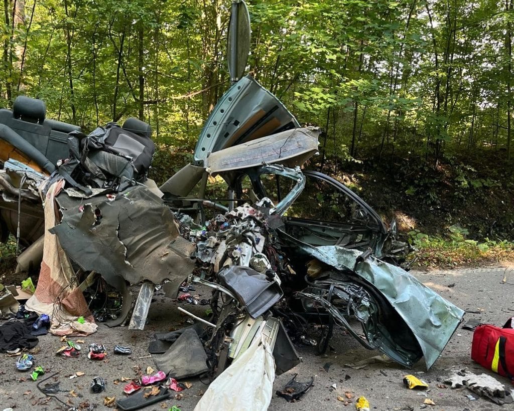 Potworne uderzenie w drzewo. Kierowca zmarł mimo reanimacji. - Makabryczny wypadek na drodze powiatowej. Nie żyje 27-latek