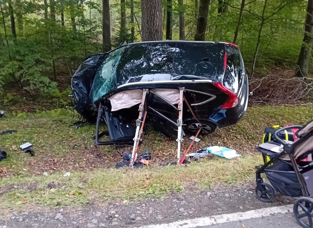 Tragiczne chwile na DK54. - Honda wypadła z trasy i uderzyła w drzewa. Kobieta i dziecko trafili do szpitala