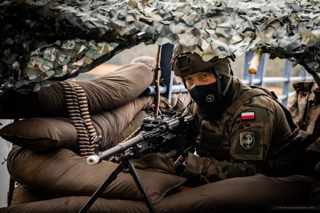 Most zamknięty, saperzy w akcji. - Podejrzany ładunek przy moście na Mazurach, na miejscu wojsko