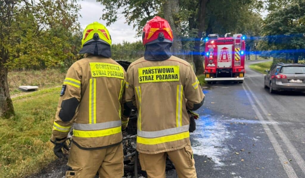 Pożary samochodów zdarzają się częściej, niż myślisz. Jak się zachować? - Samochód stanął w ogniu! Droga całkowicie zablokowana