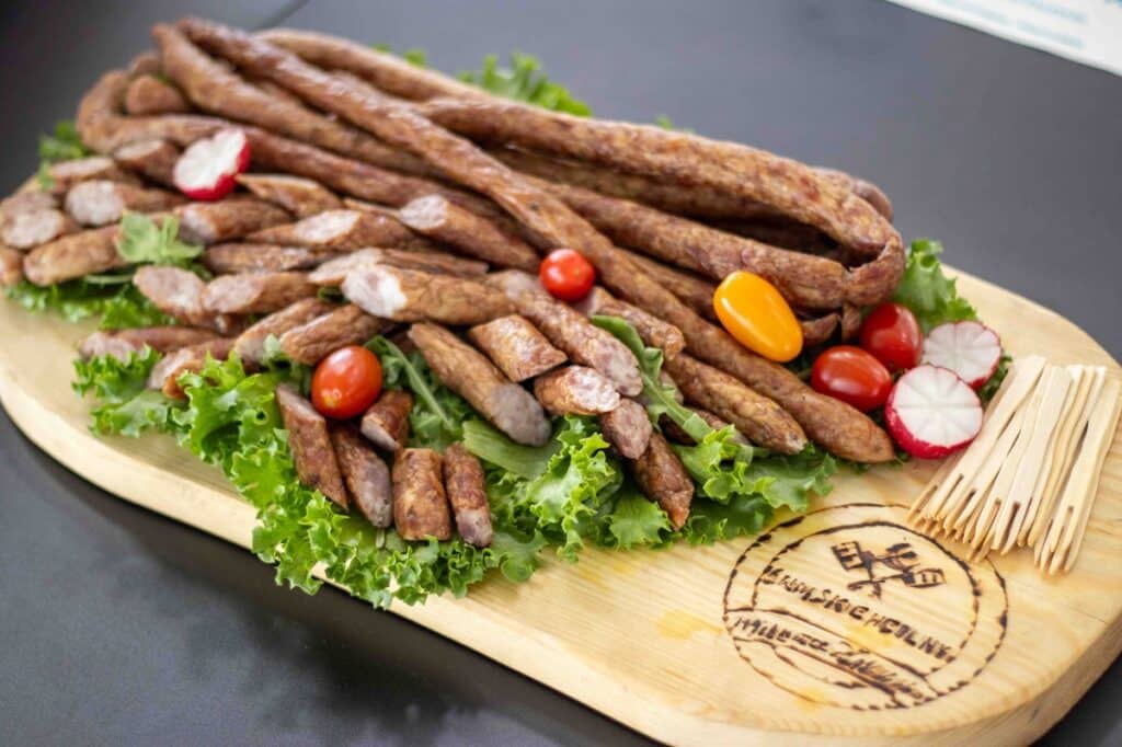 Pani Milena Zalewska, właścicielka „Swojskich Wędlin” w jednej chwili straciła cały warsztat. - Kilka dni temu cieszyli się prestiżowym wyróżnieniem. Rodzinny zakład spłonął doszczętnie