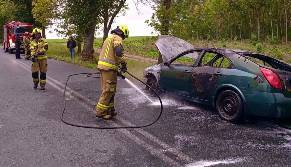 Pożary samochodów zdarzają się częściej, niż myślisz. Jak się zachować? - Samochód stanął w ogniu! Droga całkowicie zablokowana