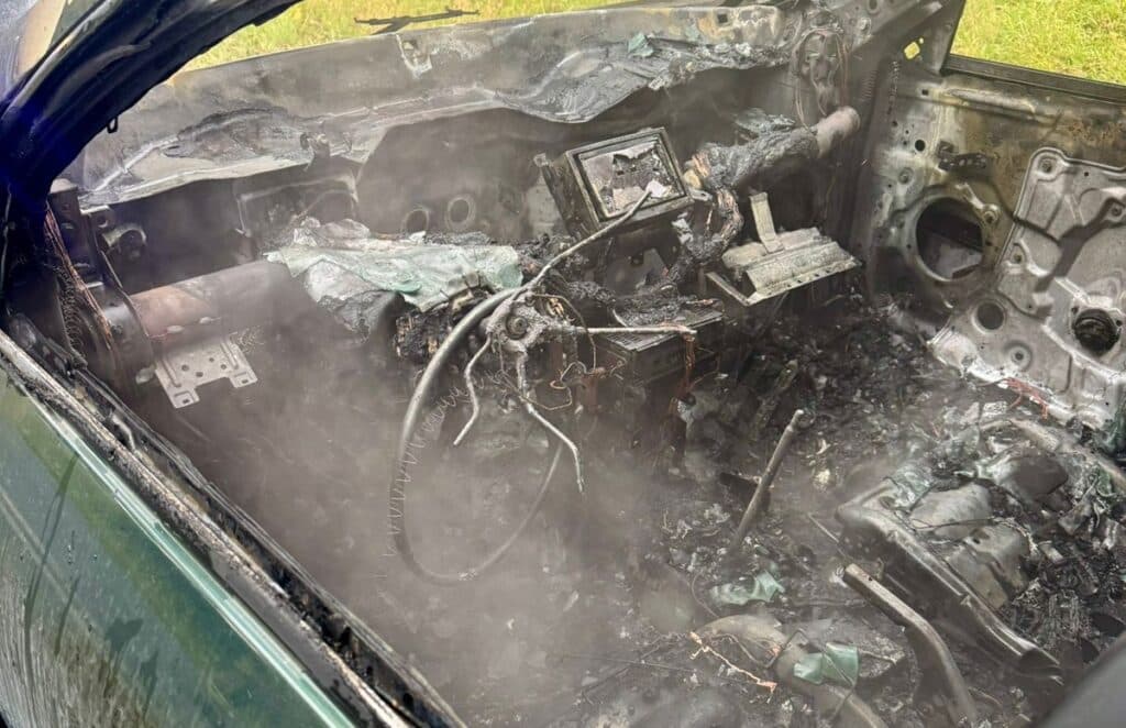 Pożary samochodów zdarzają się częściej, niż myślisz. Jak się zachować? - Samochód stanął w ogniu! Droga całkowicie zablokowana