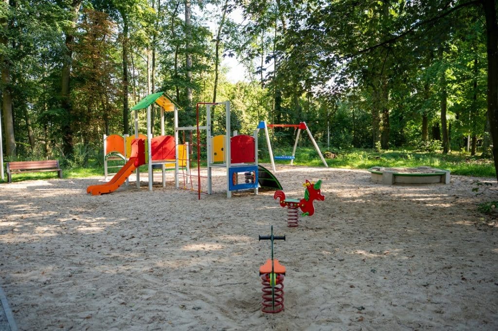 Nowy plac zabaw, siłownia i alejki. Mieszkańcy mogą już korzystać. - Zabytkowy park na Mazurach już po modernizacji za 4,3 mln zł. Efekt robi wrażenie!