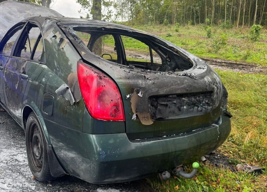 Pożary samochodów zdarzają się częściej, niż myślisz. Jak się zachować? - Samochód stanął w ogniu! Droga całkowicie zablokowana