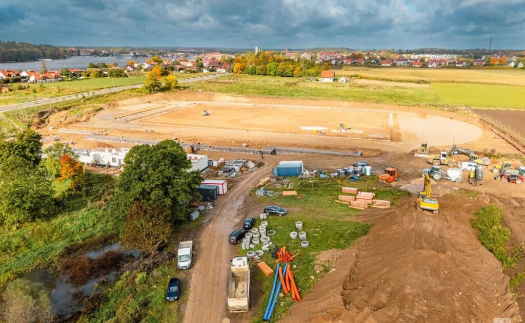 Mieszkańcy Mazur będą mieli gdzie uprawiać sport? - Wielka inwestycja na Mazurach. Powstaje nowoczesny stadion za 20,5 mln zł