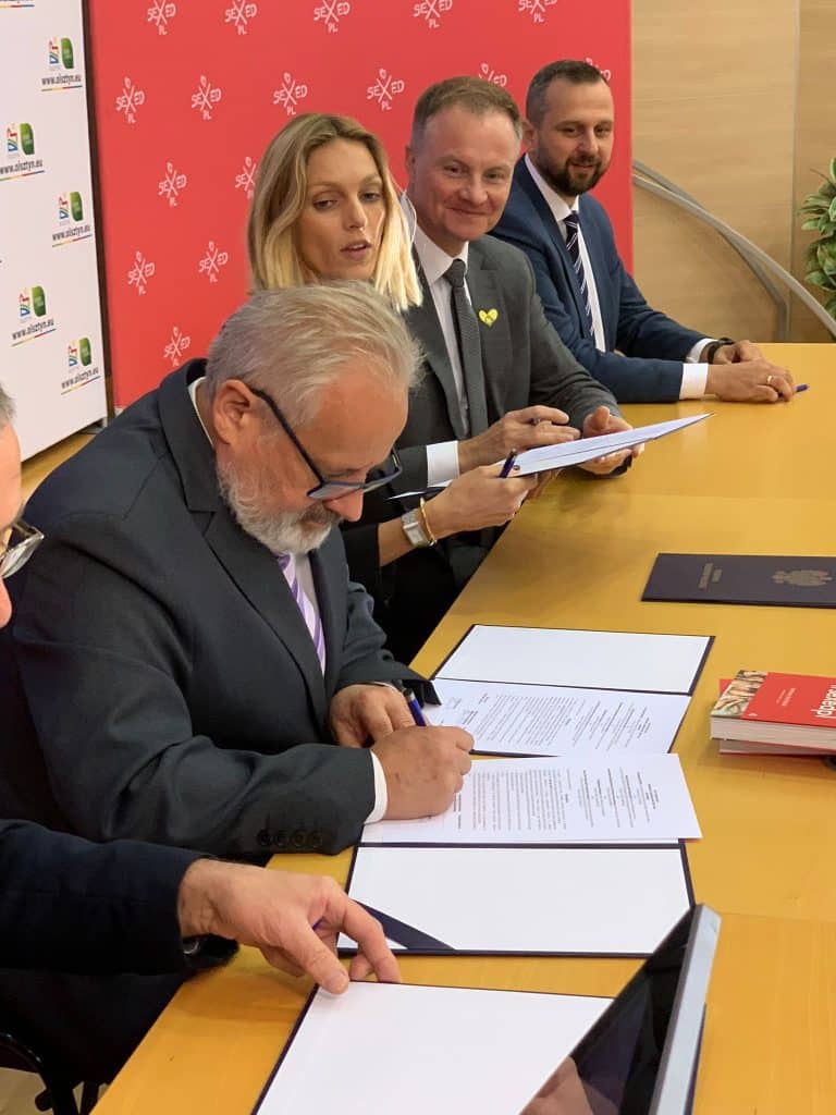 Anja Rubik podpisała z włodarzami list intencyjny. - Gwiazda modelingu Anja Rubik w Olsztynie. Rozpoczyna współpracę z władzami