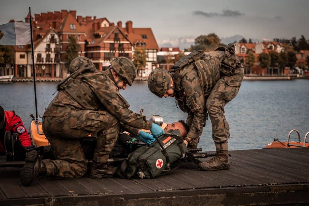 Most zamknięty, saperzy w akcji. - Podejrzany ładunek przy moście na Mazurach, na miejscu wojsko