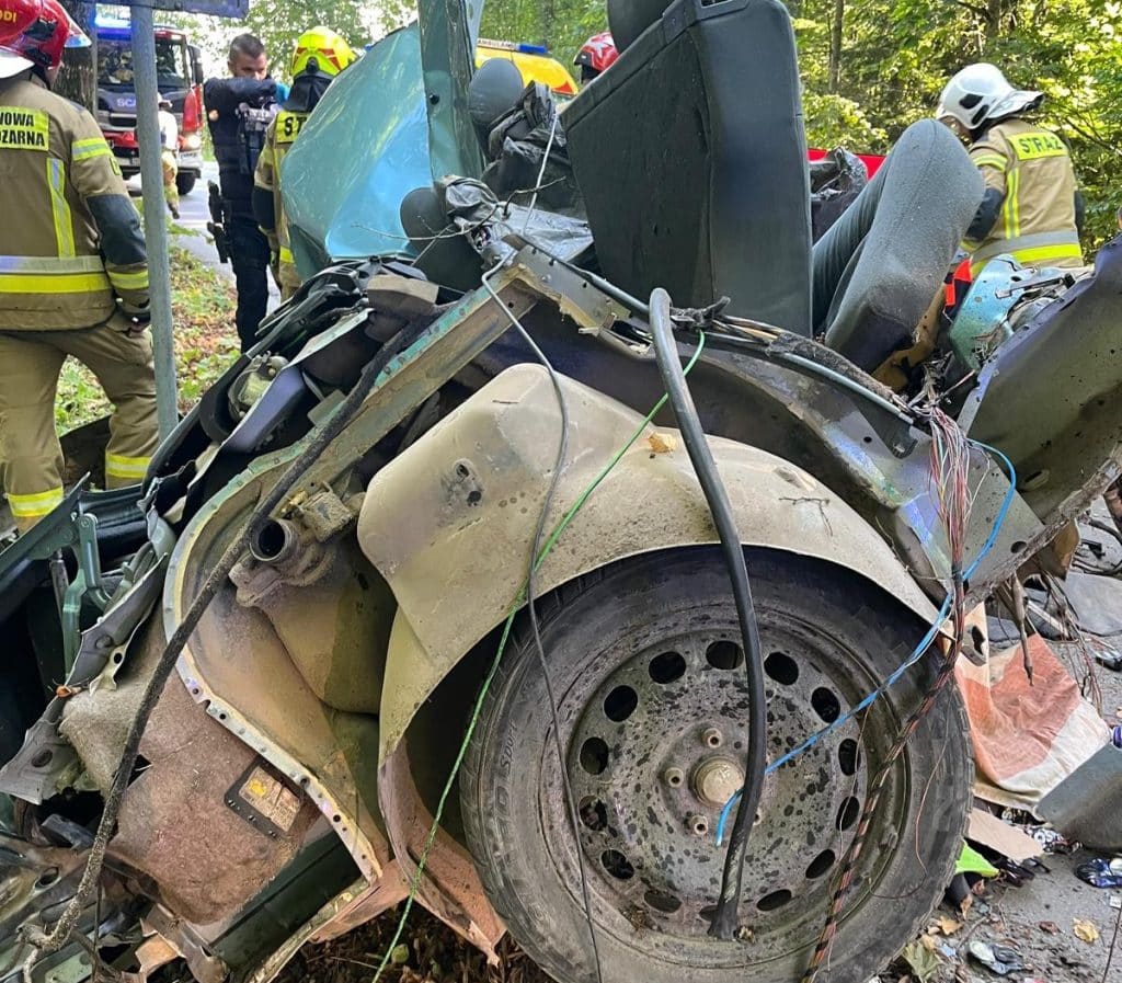 Potworne uderzenie w drzewo. Kierowca zmarł mimo reanimacji. - Makabryczny wypadek na drodze powiatowej. Nie żyje 27-latek