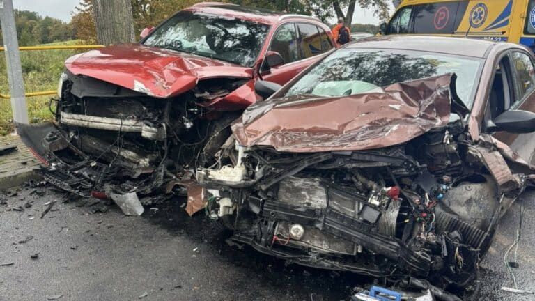 Czołowe zderzenie na popularnej trasie. Trzy osoby trafiły do szpitala