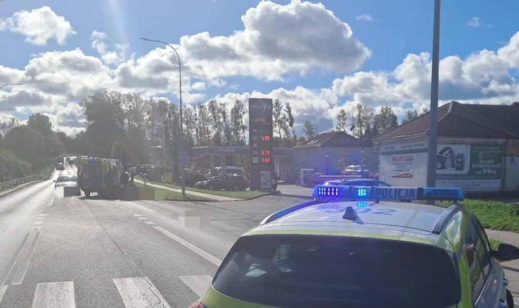 Policja zablokowała ulicę, kierowcy kierowani są na objazdy. - Kobieta potrącona przy stacji paliw – trwa reanimacja