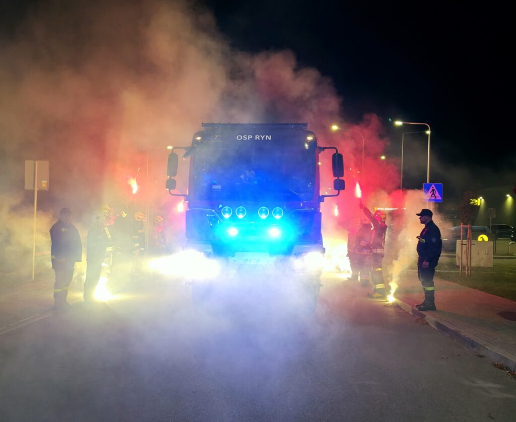 Wieczorem pod remizą na Mazurach rozległy się syreny i oklaski – strażacy powitali nowy wóz za ponad pół miliona zł. - Takiego auta zazdroszczą im wszystkie jednostki! Mazurskie OSP ma nowego Mercedesa