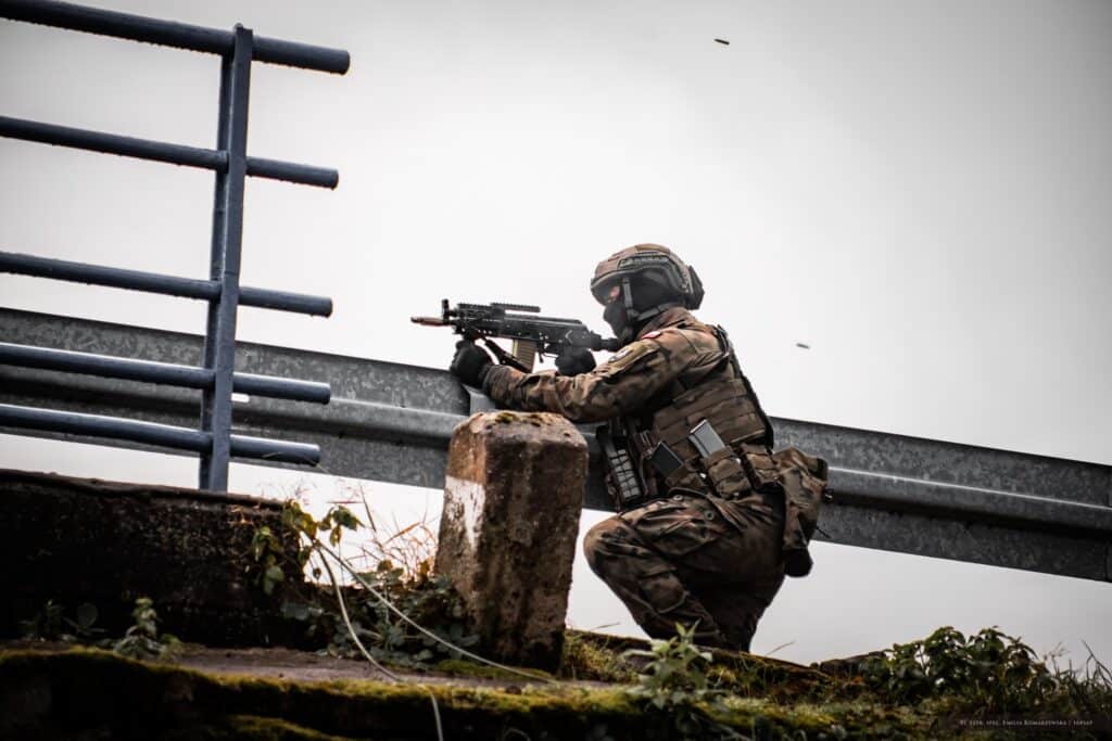 Most zamknięty, saperzy w akcji. - Podejrzany ładunek przy moście na Mazurach, na miejscu wojsko