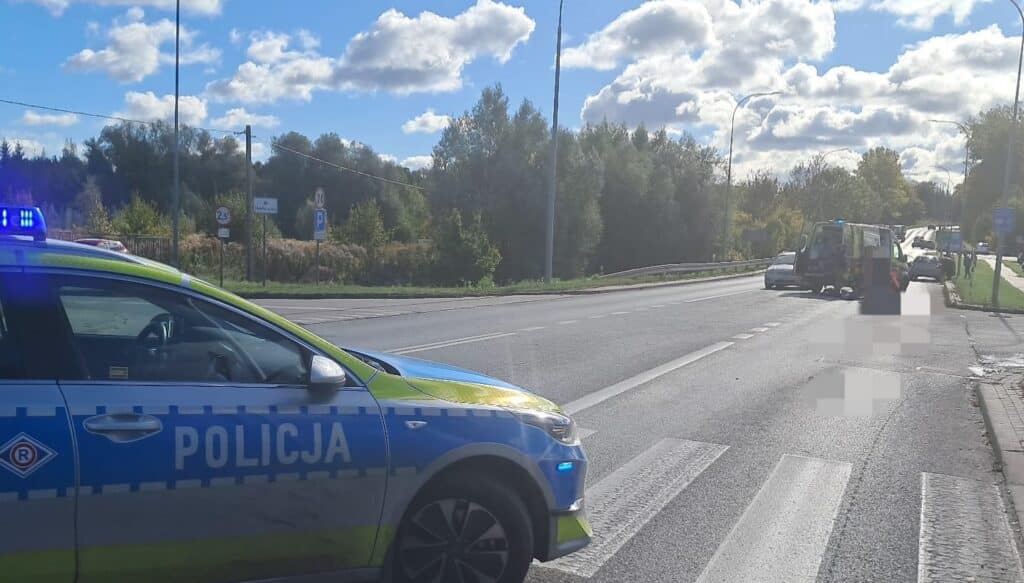 Policja zablokowała ulicę, kierowcy kierowani są na objazdy. - Kobieta potrącona przy stacji paliw – trwa reanimacja