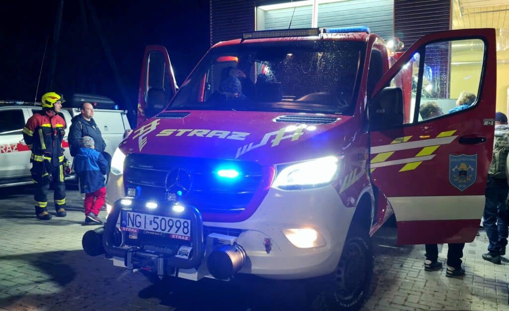 Wieczorem pod remizą na Mazurach rozległy się syreny i oklaski – strażacy powitali nowy wóz za ponad pół miliona zł. - Takiego auta zazdroszczą im wszystkie jednostki! Mazurskie OSP ma nowego Mercedesa