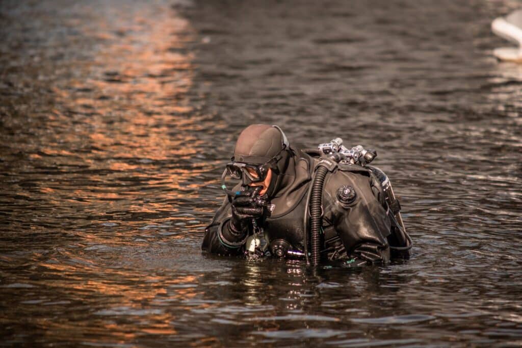 Most zamknięty, saperzy w akcji. - Podejrzany ładunek przy moście na Mazurach, na miejscu wojsko