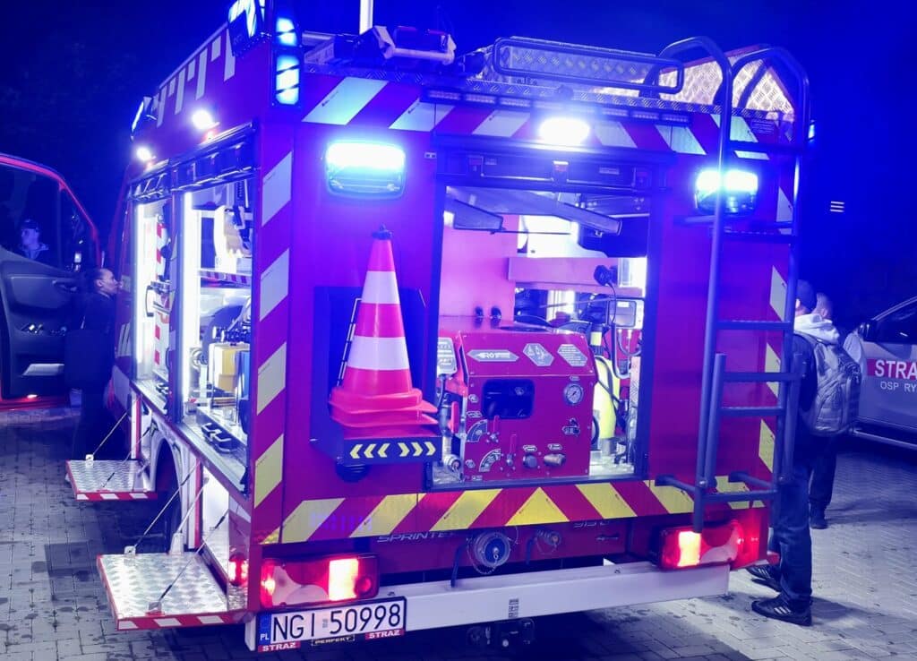 Wieczorem pod remizą na Mazurach rozległy się syreny i oklaski – strażacy powitali nowy wóz za ponad pół miliona zł. - Takiego auta zazdroszczą im wszystkie jednostki! Mazurskie OSP ma nowego Mercedesa