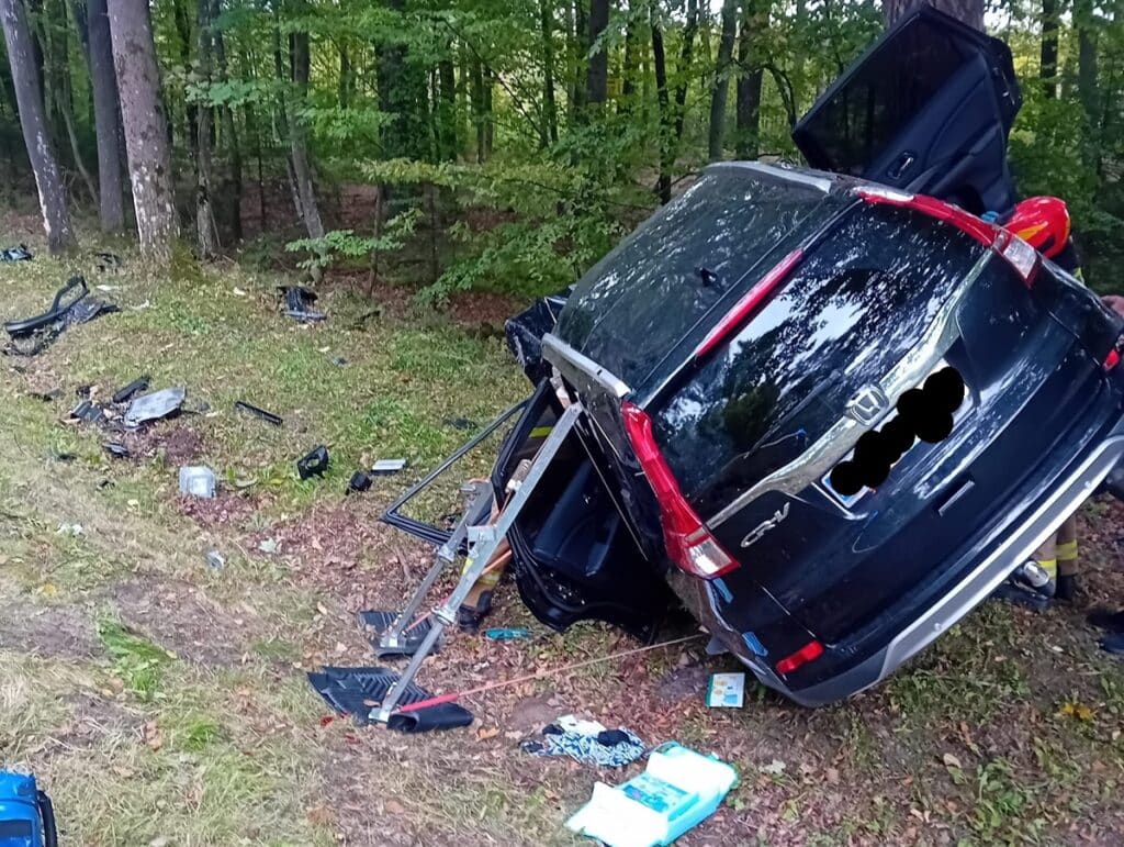 Tragiczne chwile na DK54. - Honda wypadła z trasy i uderzyła w drzewa. Kobieta i dziecko trafili do szpitala