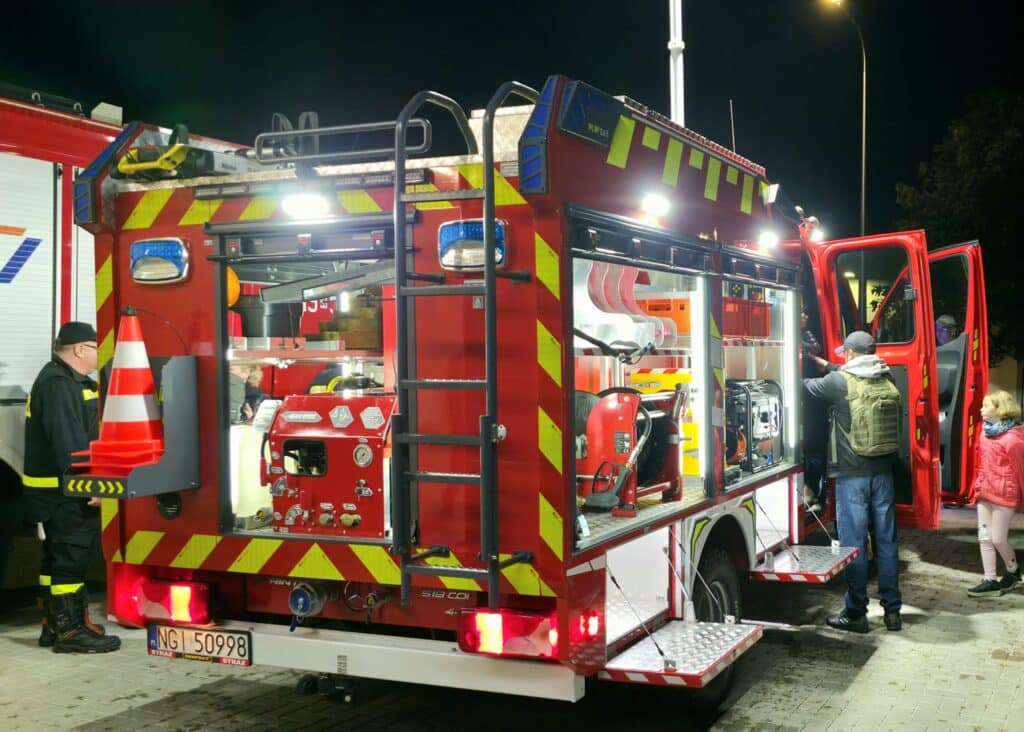 Wieczorem pod remizą na Mazurach rozległy się syreny i oklaski – strażacy powitali nowy wóz za ponad pół miliona zł. - Takiego auta zazdroszczą im wszystkie jednostki! Mazurskie OSP ma nowego Mercedesa