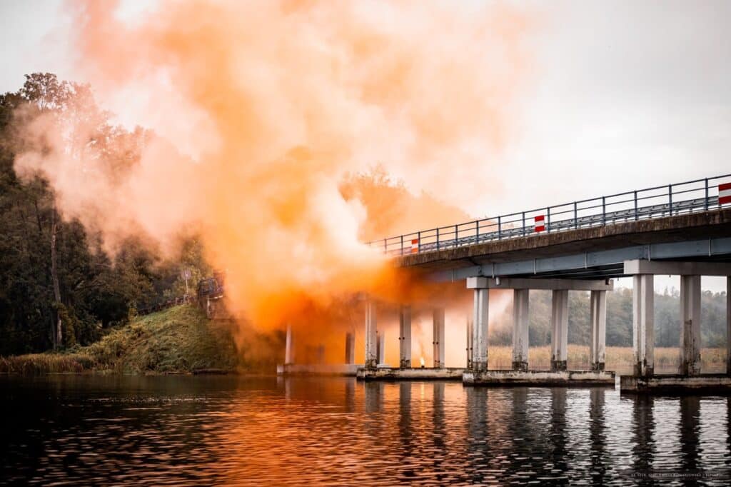 Most zamknięty, saperzy w akcji. - Podejrzany ładunek przy moście na Mazurach, na miejscu wojsko