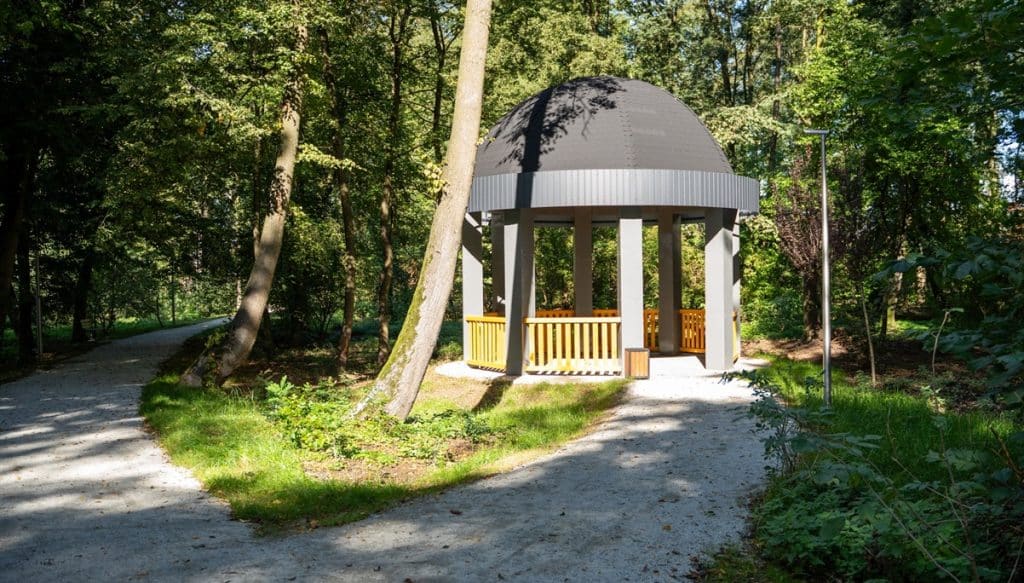 Nowy plac zabaw, siłownia i alejki. Mieszkańcy mogą już korzystać. - Zabytkowy park na Mazurach już po modernizacji za 4,3 mln zł. Efekt robi wrażenie!