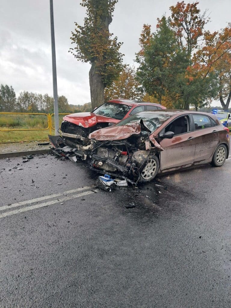 Zderzyły się dwa samochody osobowe – Hyundai i Audi. - Czołowe zderzenie na popularnej trasie. Trzy osoby trafiły do szpitala