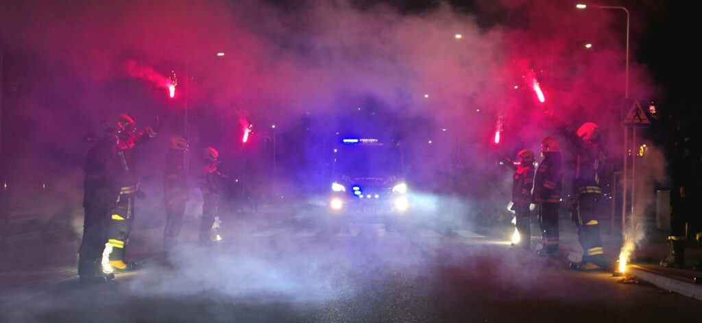 Wieczorem pod remizą na Mazurach rozległy się syreny i oklaski – strażacy powitali nowy wóz za ponad pół miliona zł. - Takiego auta zazdroszczą im wszystkie jednostki! Mazurskie OSP ma nowego Mercedesa