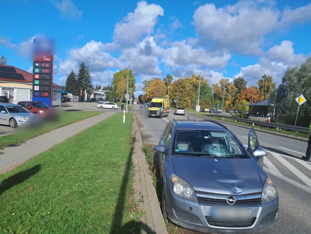 Policja zablokowała ulicę, kierowcy kierowani są na objazdy. - Kobieta potrącona przy stacji paliw – trwa reanimacja