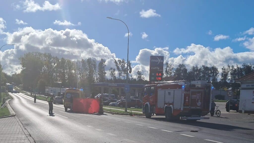 Policja zablokowała ulicę, kierowcy kierowani są na objazdy. - Kobieta potrącona przy stacji paliw – trwa reanimacja