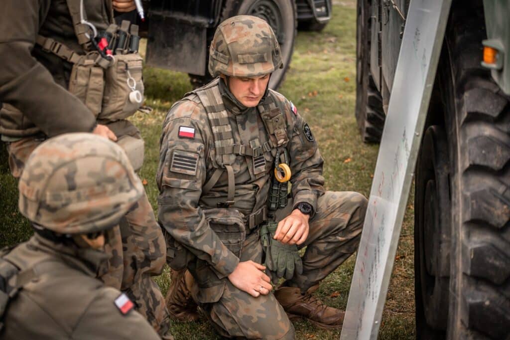 Most zamknięty, saperzy w akcji. - Podejrzany ładunek przy moście na Mazurach, na miejscu wojsko