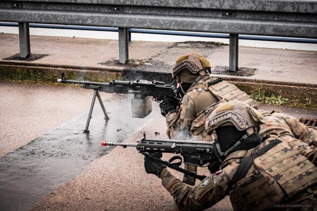 Most zamknięty, saperzy w akcji. - Podejrzany ładunek przy moście na Mazurach, na miejscu wojsko