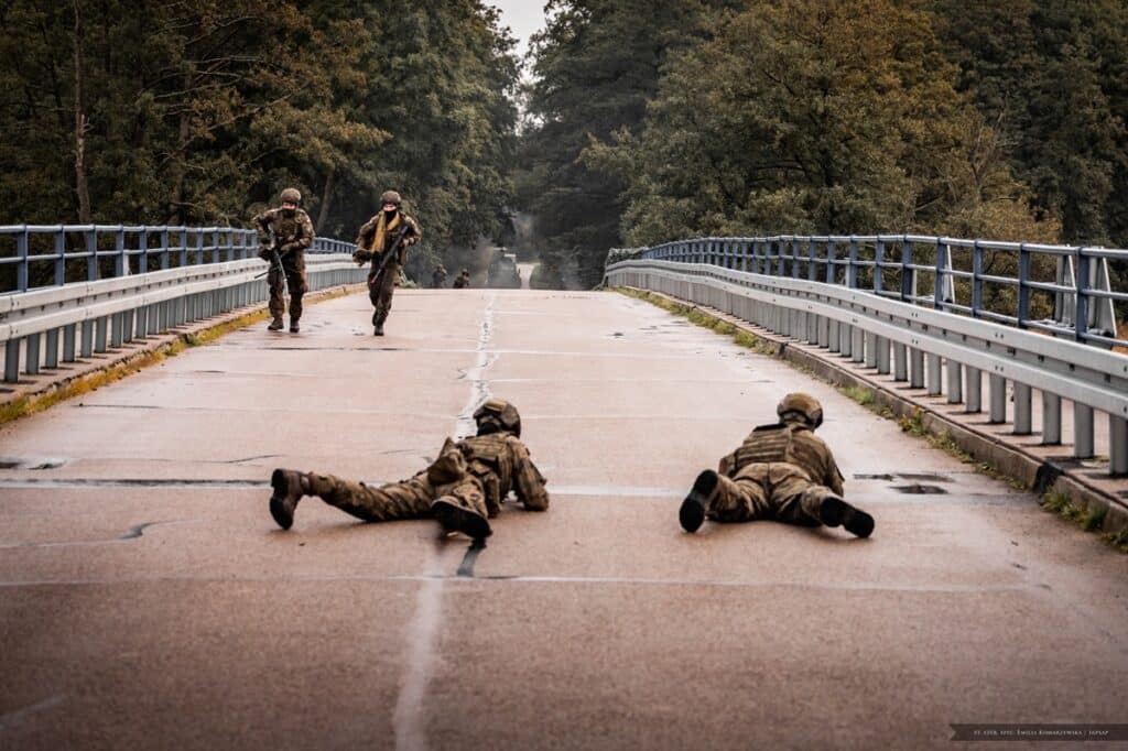 Most zamknięty, saperzy w akcji. - Podejrzany ładunek przy moście na Mazurach, na miejscu wojsko