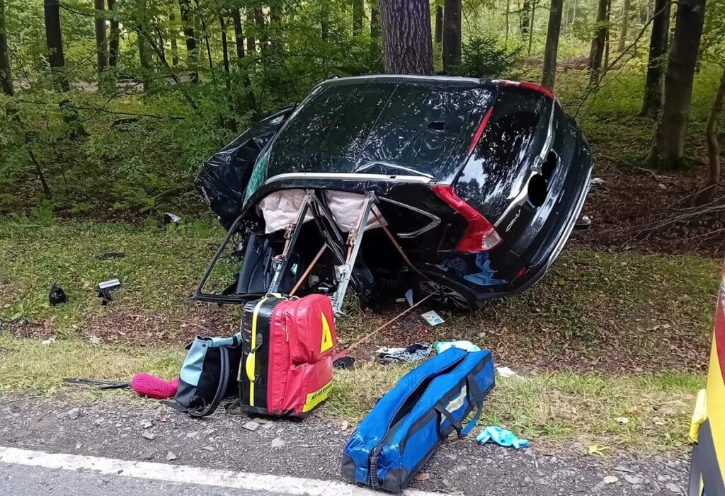 Tragiczne chwile na DK54. - Honda wypadła z trasy i uderzyła w drzewa. Kobieta i dziecko trafili do szpitala