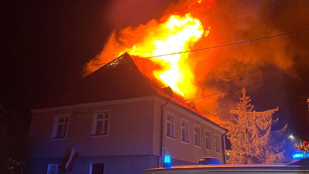 pożar na dachu budynku wielorodzinnego
