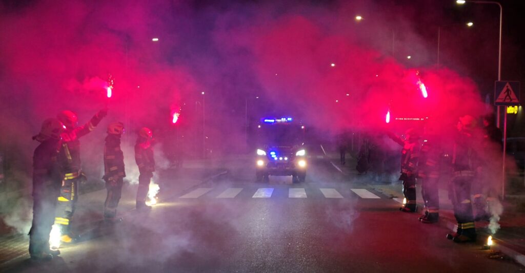 Wieczorem pod remizą na Mazurach rozległy się syreny i oklaski – strażacy powitali nowy wóz za ponad pół miliona zł. - Takiego auta zazdroszczą im wszystkie jednostki! Mazurskie OSP ma nowego Mercedesa