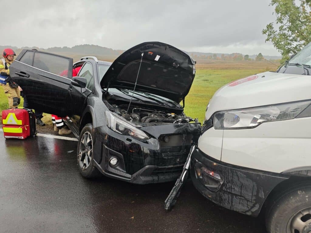 Ruchliwa trasa zablokowana po zderzeniu pojazdów. - Karambol na Mazurach — DK 16 całkowicie zablokowana
