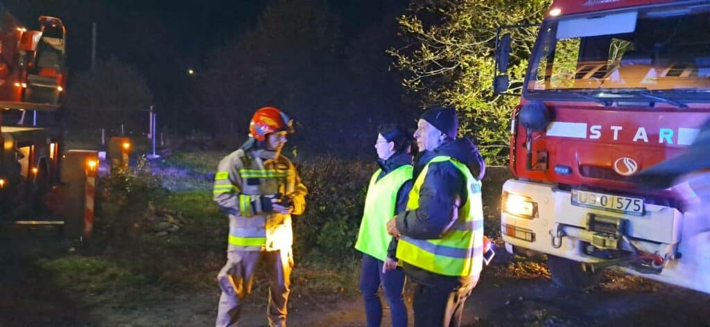 17 osób zagrożonych. - Nocny pożar budynku wielorodzinnego. Siedem zastępów straży walczyło z ogniem