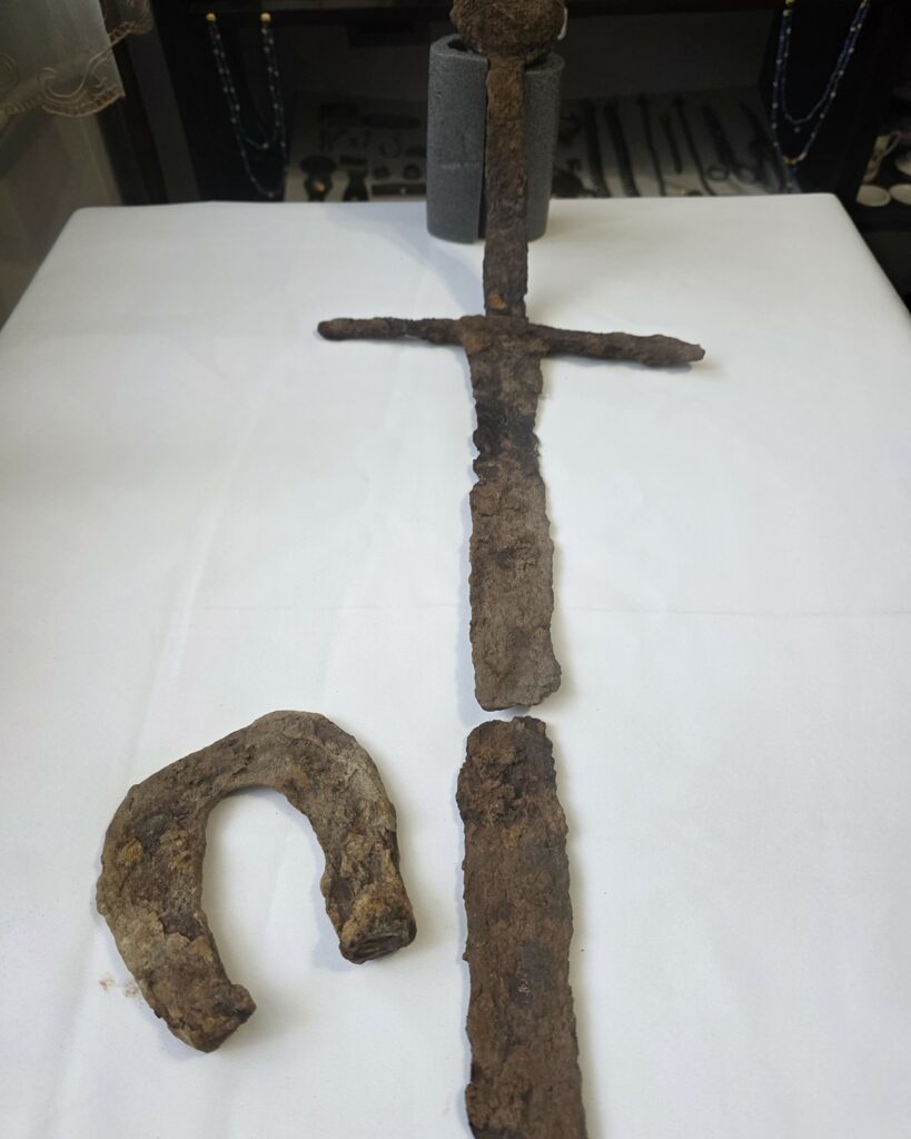 Pani Joanna natrafiła w lesie na prawdziwy karb. - Nieprawdopodobne znalezisko na Mazurach. Eksperci przecierają oczy ze zdumienia