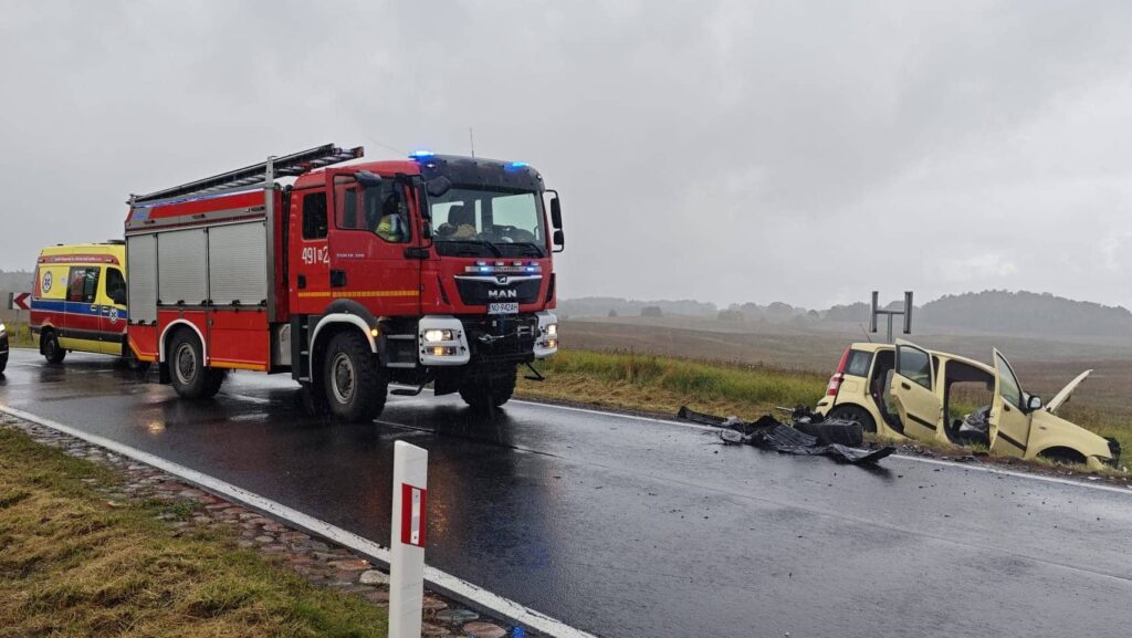 Ruchliwa trasa zablokowana po zderzeniu pojazdów. zderzenie na dk16