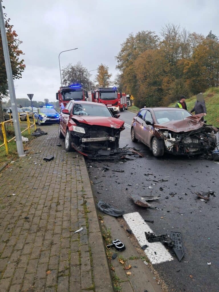 Zderzyły się dwa samochody osobowe – Hyundai i Audi. - Czołowe zderzenie na popularnej trasie. Trzy osoby trafiły do szpitala