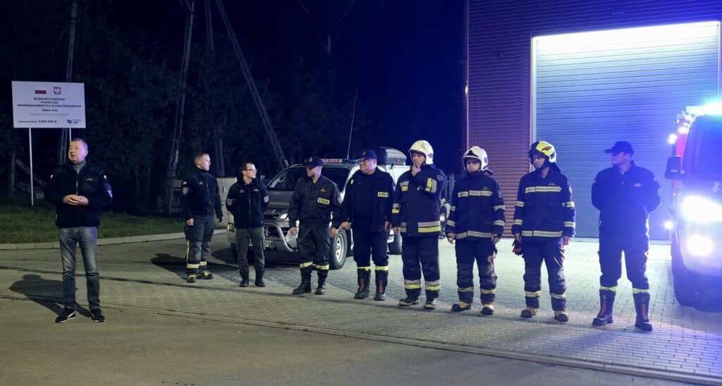 Wieczorem pod remizą na Mazurach rozległy się syreny i oklaski – strażacy powitali nowy wóz za ponad pół miliona zł. - Takiego auta zazdroszczą im wszystkie jednostki! Mazurskie OSP ma nowego Mercedesa