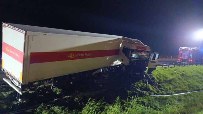 ciężarówka poczty polskiej wpadła do rowu