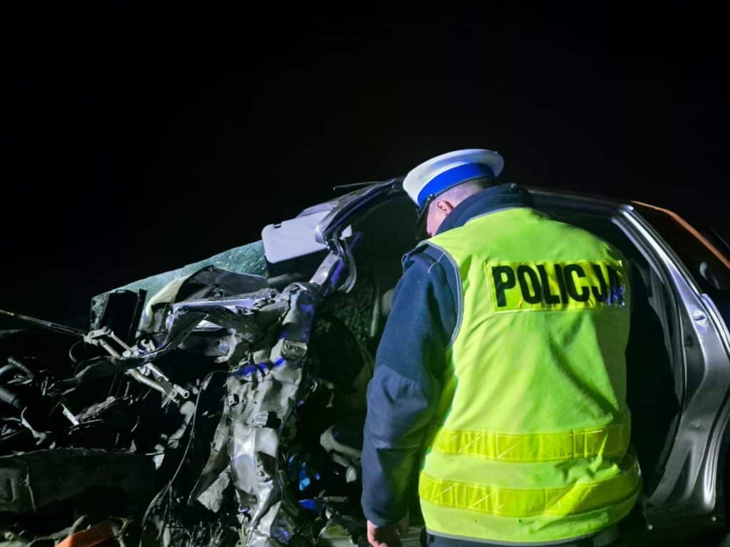 Służby przez kilka godzin pracowały na miejscu tragedii. - Kierowca toyoty zginął na miejscu. Osobówka zderzyła się z ciężarówką
