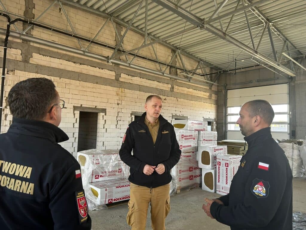 Koniec ciasnych garaży i przestarzałych budynków! Strażacy dostaną nową komendę. - Nowa komenda straży pożarnej na Mazurach rośnie w oczach!